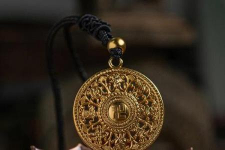 石榴木命最佳吊坠推荐：引领好运与平衡的选择