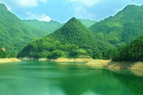 十月出生的五行命理:秋风中的生命哲学与机遇 十月出生的五行命理:秋风中的生命哲学与机遇