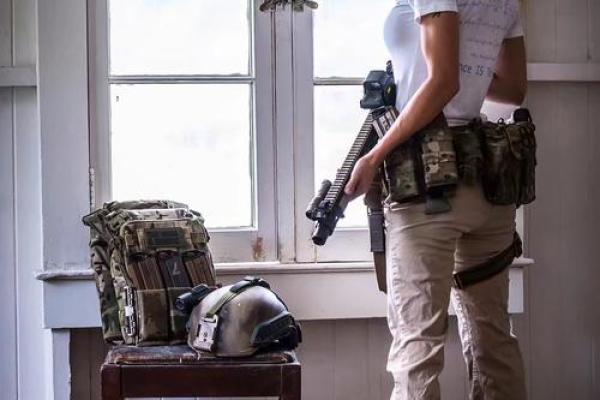 嗜血如命的宋雅：她的枪械选择与生存之道