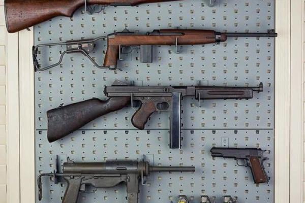 嗜血如命的宋雅：她的枪械选择与生存之道