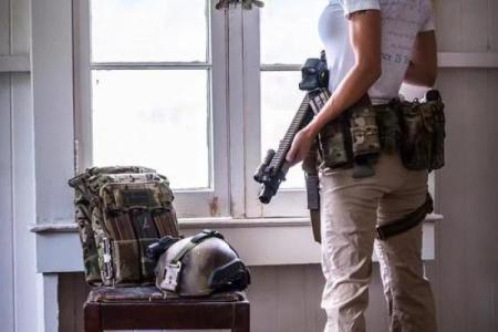 嗜血如命的宋雅：她的枪械选择与生存之道