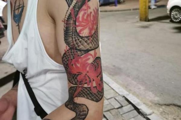 山头火命男的纹身选择：点燃内心火焰，彰显独特个性！