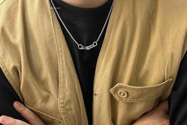 缺木命男生适合佩戴的项链推荐与搭配技巧 缺木命男生适合佩戴的项链推荐与搭配技巧