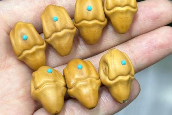 适合木命人的核雕饰品:开启命运之门的灵性之选 适合木命人的核雕饰品:开启命运之门的灵性之选