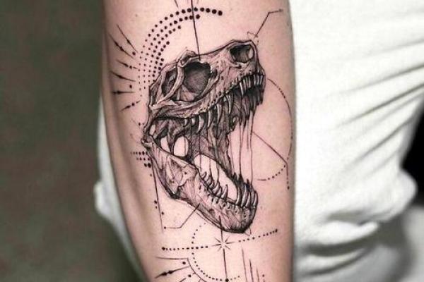 属龙火命的人生指南:选择适合自己的纹身设计 属龙火命的人生指南:选择适合自己的纹身设计