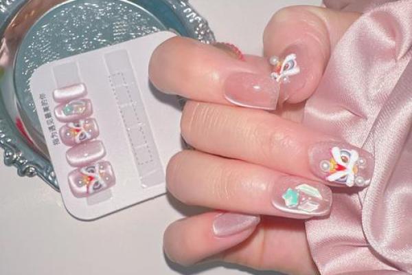 男生指甲粉色背后的秘密：你不知道的色彩心理学与时尚风潮