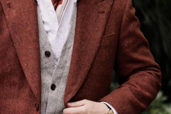 石榴木命女人穿搭指南：如何用外衣展现个性与魅力