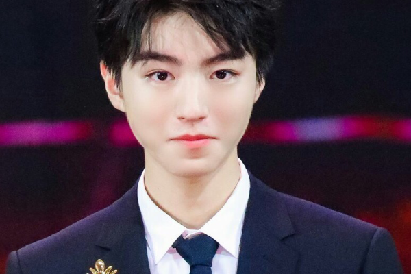 男人长了六颗虎牙的命运解析：隐藏在微笑中的秘密