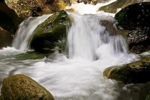 揭开长流水命的秘密:命理中的明字选择与人生智慧 揭开长流水命的秘密:命理中的明字选择与人生智慧