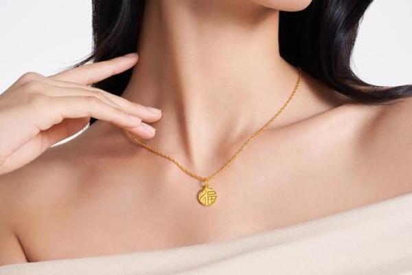 石榴木命女人如何选择适合的饰品来增添魅力与福气