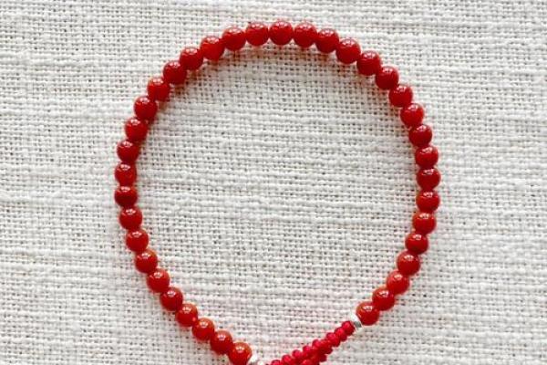 石榴木命女人如何选择适合的饰品来增添魅力与福气