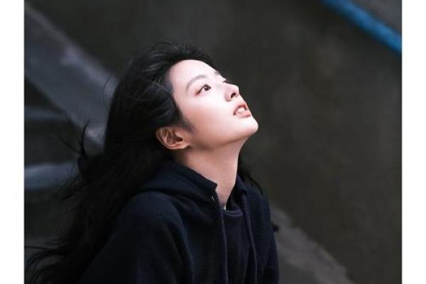 女子桂花命解析：温柔坚韧的生命之旅