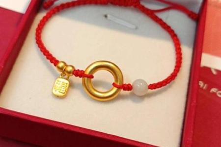 女性命年搭配红腰带与玉器的完美组合