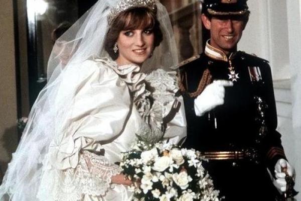 揭秘小官太太的命运:权力与生活的微妙平衡 揭秘小官太太的命运:权力与生活的微妙平衡