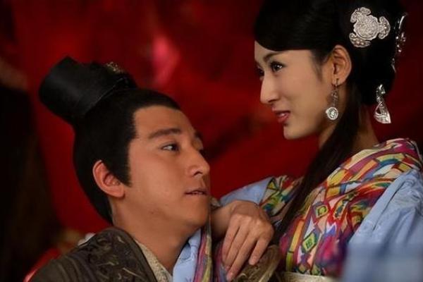 皇帝命与皇后命:古代宫廷中的权力与情感交织 皇帝命与皇后命:古代宫廷中的权力与情感交织