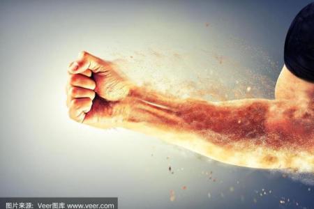 手握拳头：象征着勇气与力量的命运之路