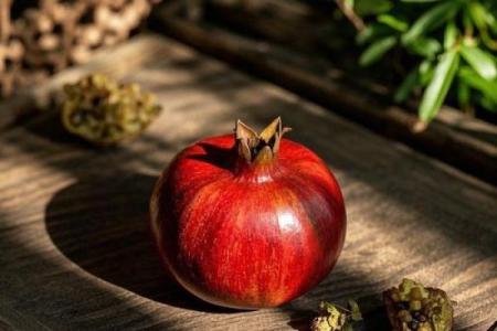 石榴木命旺财的最佳佩戴选择与风水讲究