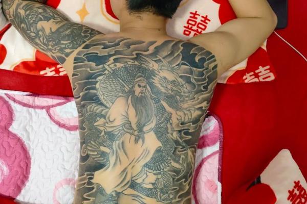 揭秘九龙拉棺纹身的命格,带你了解背后的故事与意义! 揭秘九龙拉棺纹身的命格,带你了解背后的故事与意义!