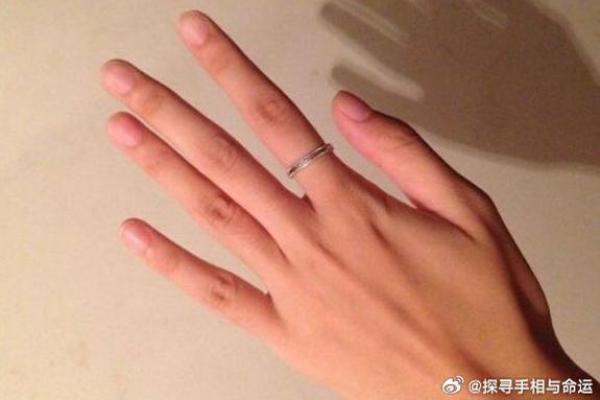 女人少三个手指的命运解析：从命理看生活的启示
