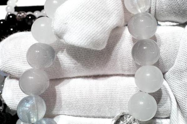 属金命人适合的龙饰品解析：寓意与选择指南