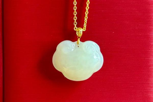 属鸡土命招财玉件推荐:幸运的选择与佩戴技巧 属鸡土命招财玉件推荐:幸运的选择与佩戴技巧