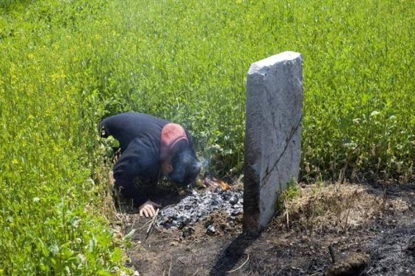 命理与扫墓：哪些人适合扫墓，哪些人应避免？