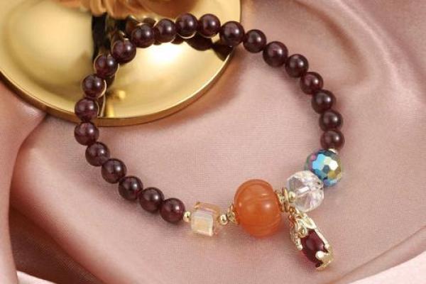 石榴木命适合佩戴的首饰揭秘,增旺运势与魅力! 石榴木命适合佩戴的首饰揭秘,增旺运势与魅力!