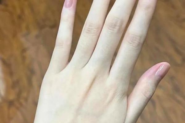 人丑手美的女人:命运与内外的微妙平衡 人丑手美的女人:命运与内外的微妙平衡