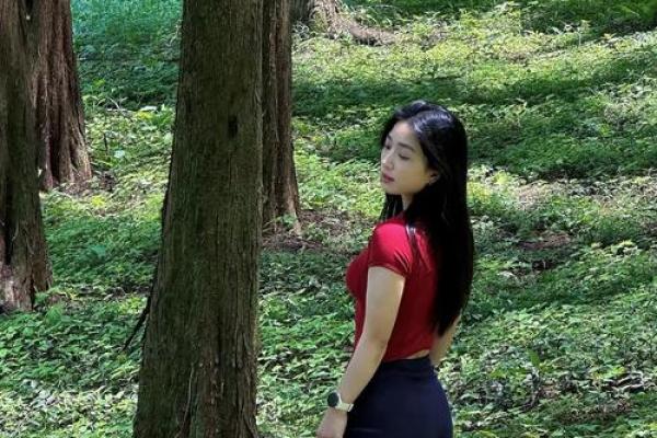 女人肩膀的秘密：什么样的肩膀命好，揭秘她们的背后风景！