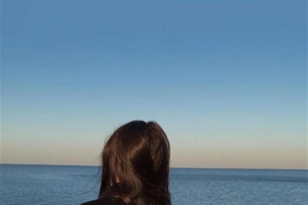 女人肩膀的秘密：什么样的肩膀命好，揭秘她们的背后风景！