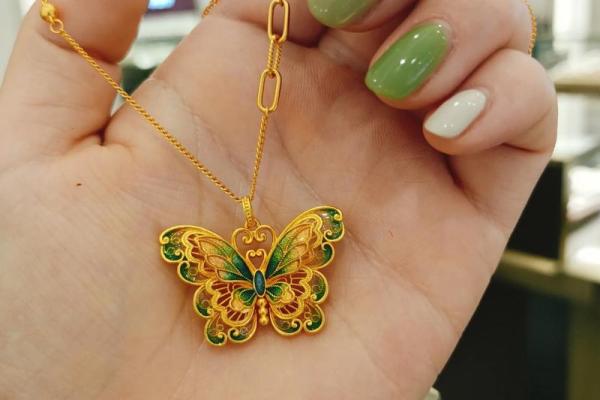 男人双飞蝴蝶命:探索人生中独特的寓意与影响 男人双飞蝴蝶命:探索人生中独特的寓意与影响