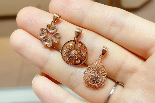 山顶火命女最适合的饰品揭秘:增强魅力与运势的秘密 山顶火命女最适合的饰品揭秘:增强魅力与运势的秘密