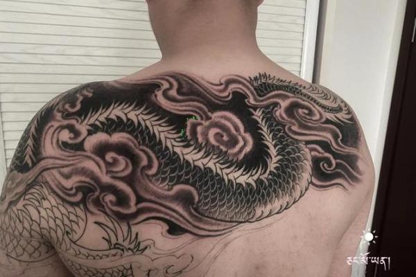 青龙纹身与命理:你适合什么样的青龙图案? 青龙纹身与命理:你适合什么样的青龙图案?