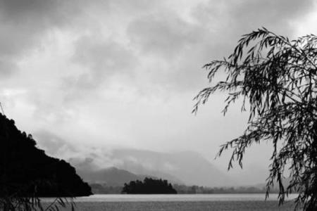 石榴木命人适合佩戴哪些首饰？探秘五行之美！