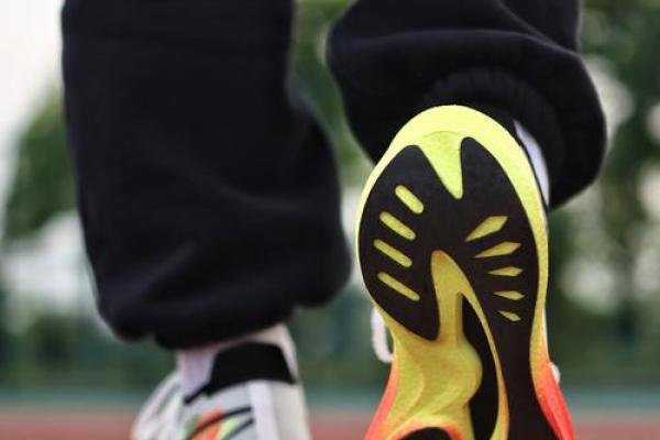 士命与鞋色:穿什么鞋能增运助力? 士命与鞋色:穿什么鞋能增运助力?