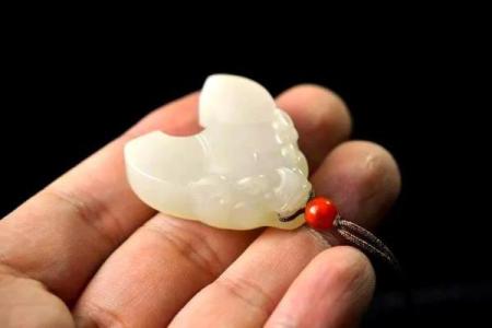 木命人佩戴玉雕图的最佳选择与寓意解析