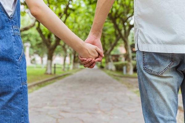 当爱无界：探讨为什么有人有两个爸爸的美好人生