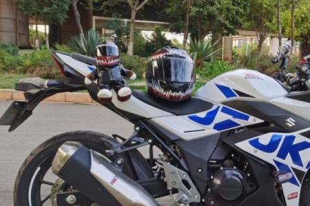 骑摩托车命悬一线：追求速度与自由的冒险之旅