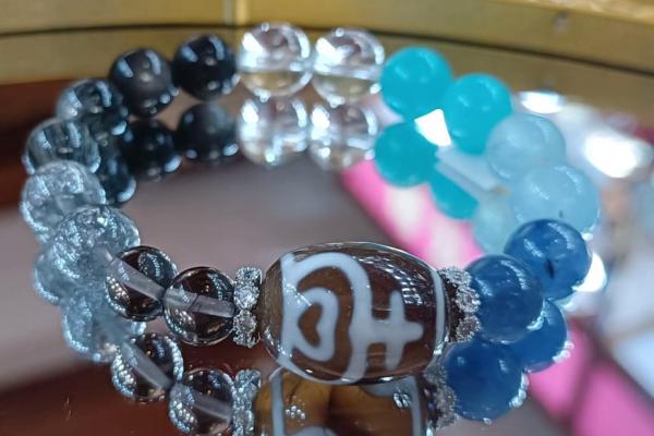 沙中土命与佛珠搭配：珠意深远，灵性相融之道