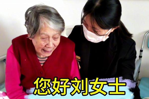 母女相依：无言的爱与默默的支持