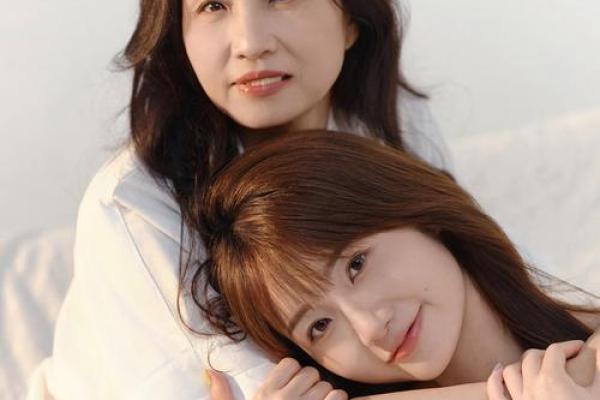 母女相依：无言的爱与默默的支持